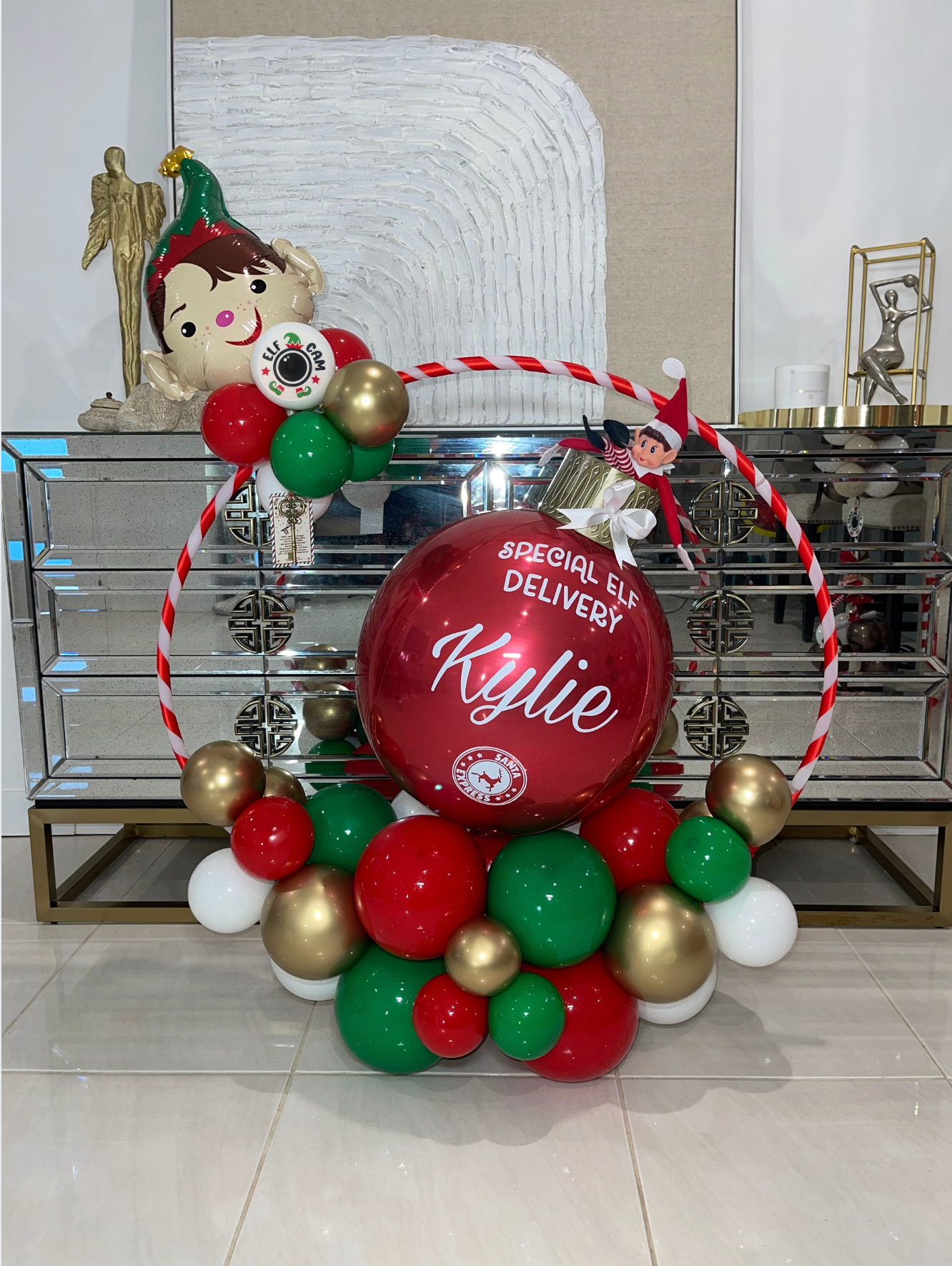 Elf Arrival Hoop Balloon